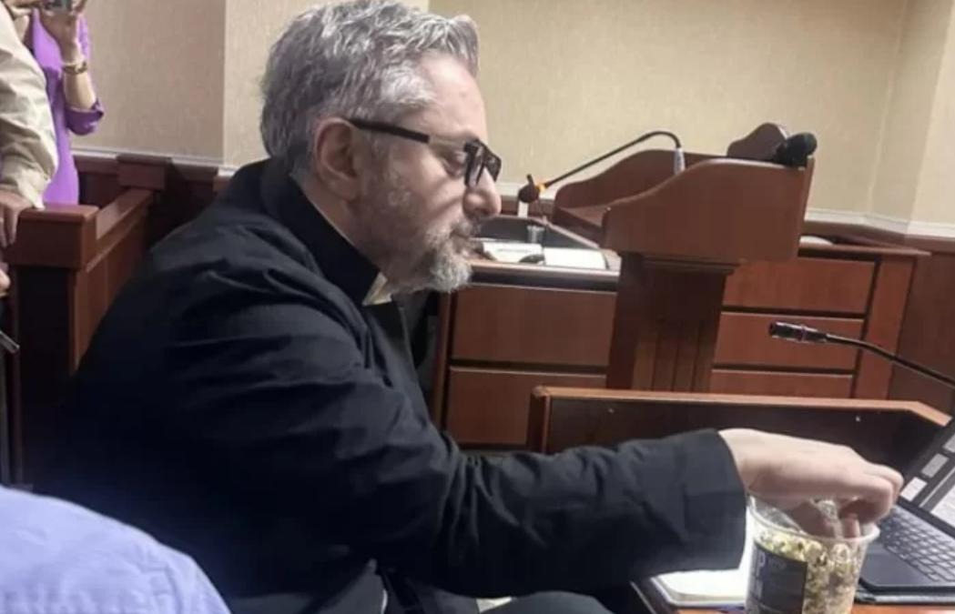 The accused in the case of failure to fulfill the requirements of the investigative commission of the Parliament of Georgia appeared in court with popcorn