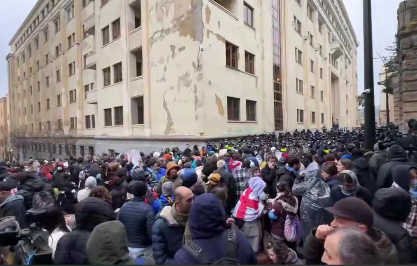 В Грузии у здания парламента перед первым заседанием после выборов собрались протестующие