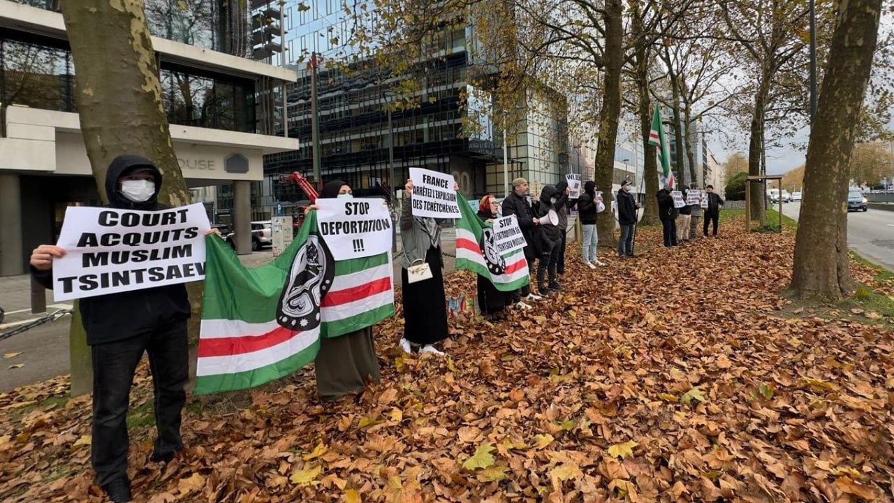 Protests against extradition of Chechen refugee to Russia were held in front of French embassies in European countries