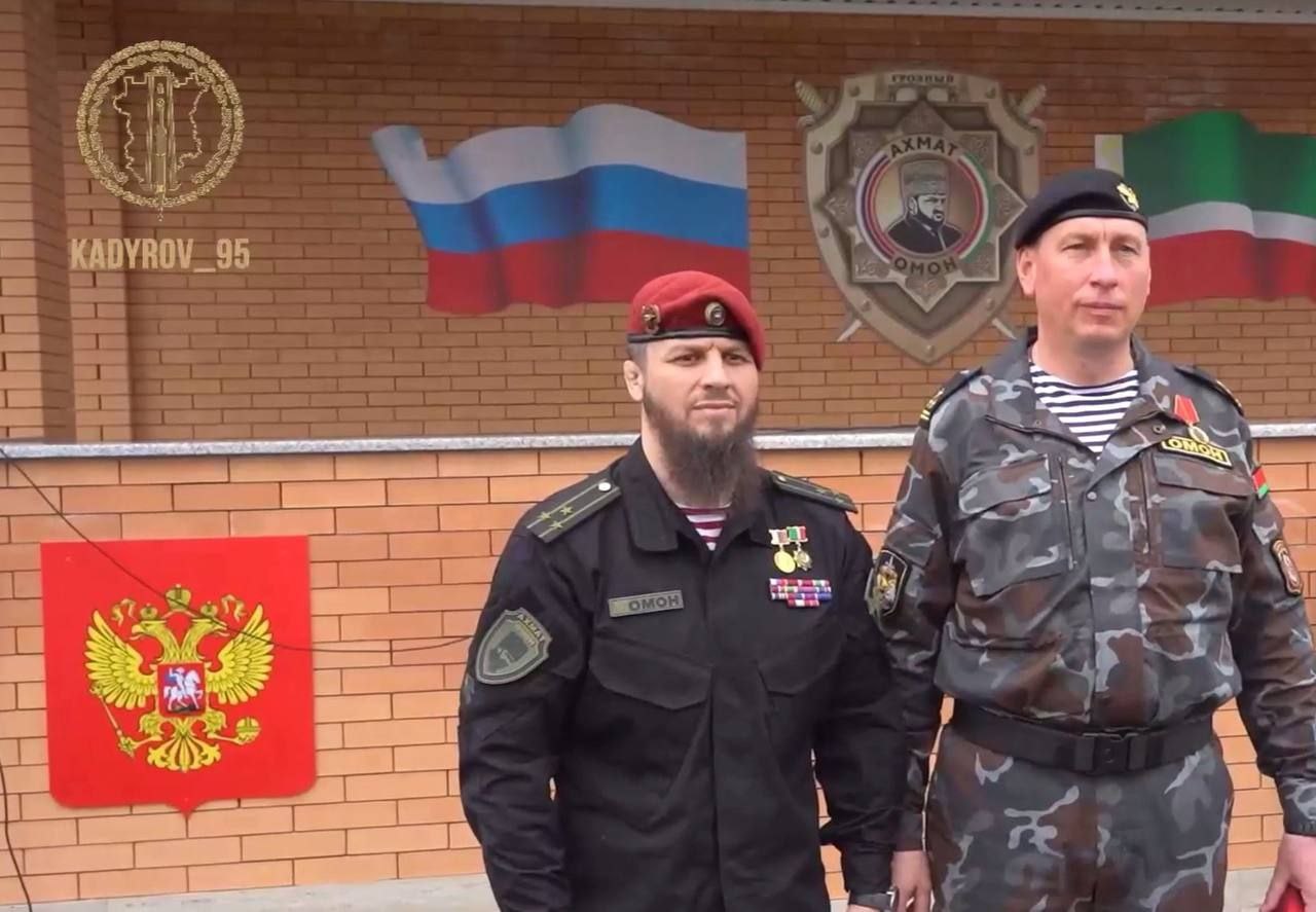 На награждении сына Кадырова заметили российский герб без православных крестов