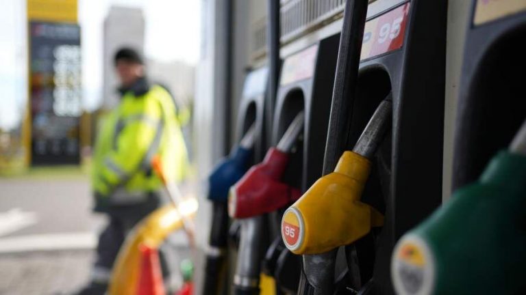 В Дагестане и Чечне рекордно выросли цены на бензин