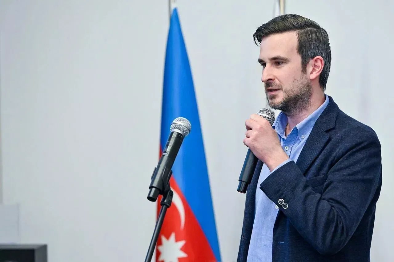 Azerbaijan has released a Russian editor accused of working for the FSB