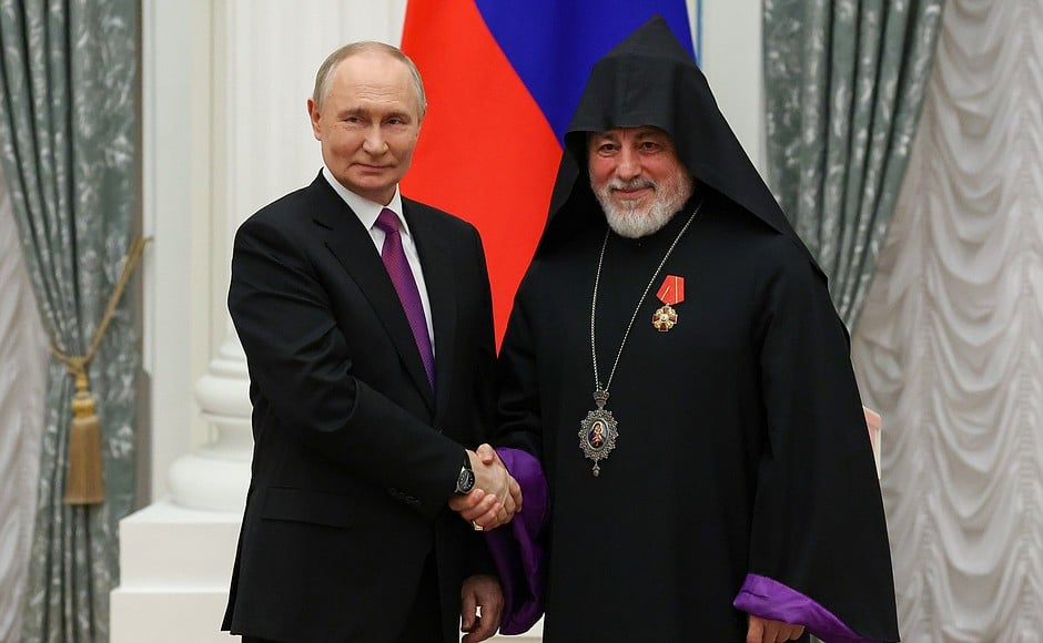 В Кремле наградили архиепископа Армянской Церкви, которого Пашинян называл агентом Москвы