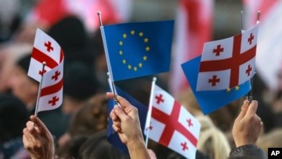 71% грузин — за Европу, но почти половина считает, что курс властей ведет не туда