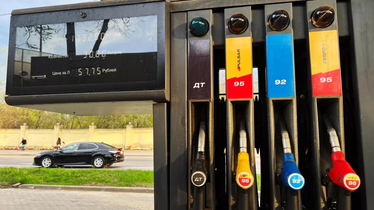 На среднюю зарплату меньше всего бензина могут купить жители Северного Кавказа