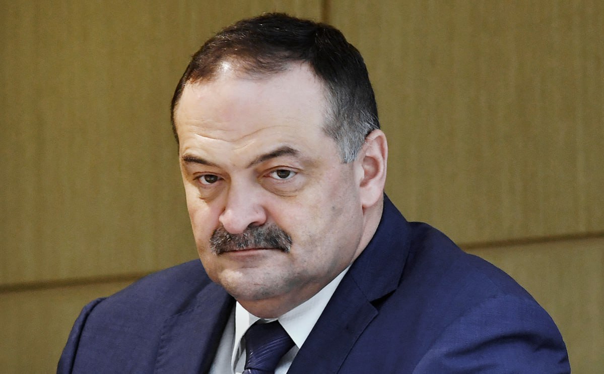 Глава Дагестана наградил экс-мэра Махачкалы, которого ранее критиковал