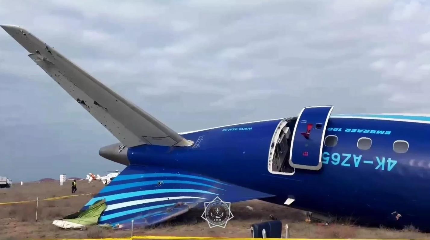 Кадыров решил наградить выживших бортпроводников азербайджанского лайнера Embraer 190