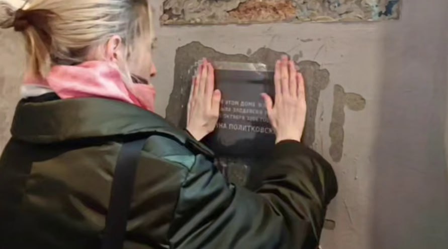 A destroyed memorial plaque to Anna Politkovskaya has been restored in Moscow
