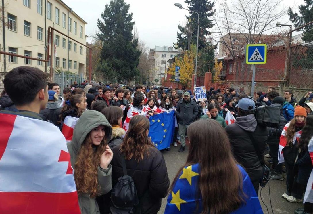 Georgian schoolchildren and emigrants support protests against authorities