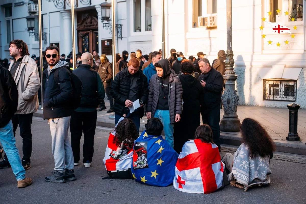 В Грузии и за ее пределами продолжаются акции протеста с требованием проведения новых выборов и освобождения задержанных 