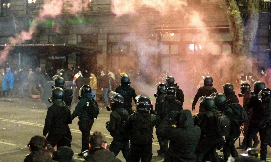 In Tbilisi, police forcibly dispersed a rally of thousands: there are detainees and victims