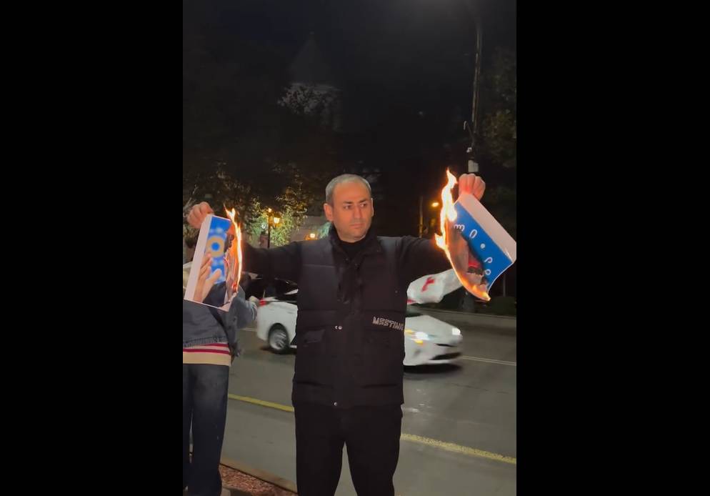 Афган Садыгов сжег портреты Путина и Иванишвили в Грузии