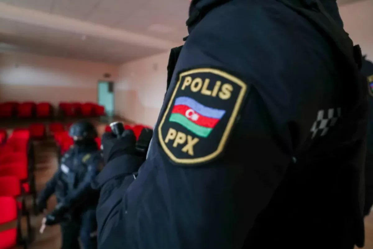 В Азербайджане арестовали трех оппозиционных активистов за сопровождение лидера партии