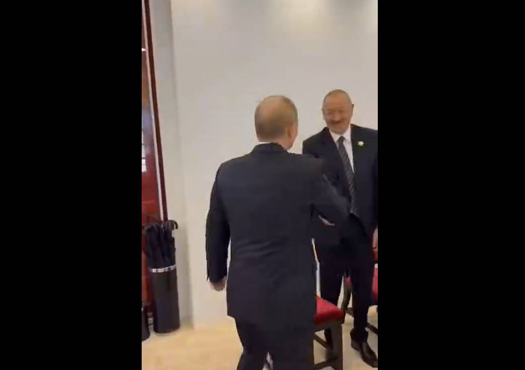 Алиев и Путин обменялись рукопожатием, но не стали общаться