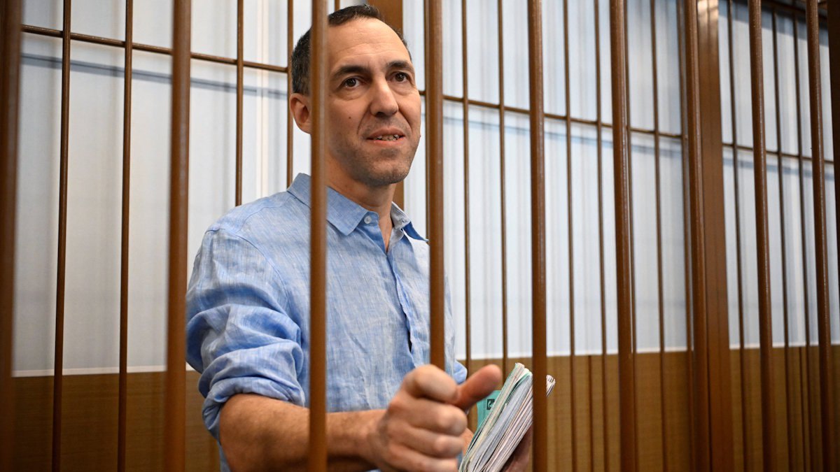 French political scientist, recognized as a political prisoner, is accused of espionage