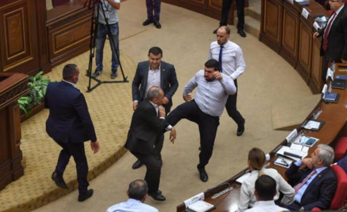 Депутаты правящей и оппозиционной партий в парламенте Армении сошлись в потасовке