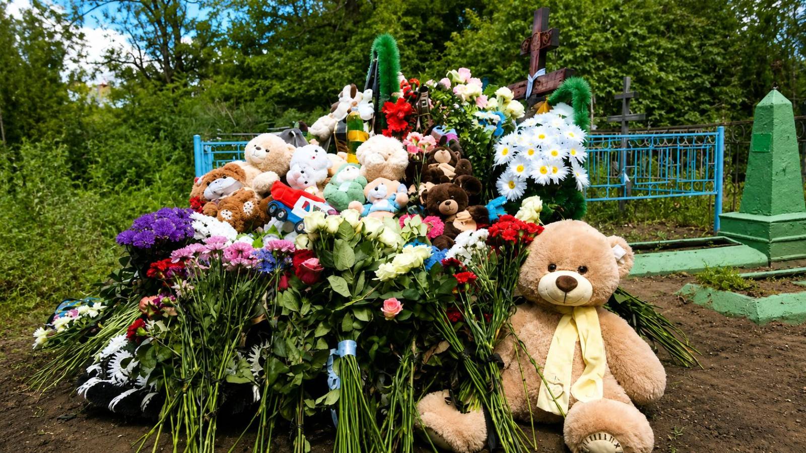 В Шахтах похоронили ребенка, погибшего при атаке на пляж под Геленджиком