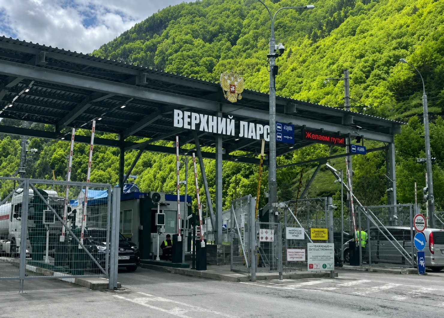 «Десятки тысяч россиян устремились к Ларсу»: в Грузии потребовали реакции властей