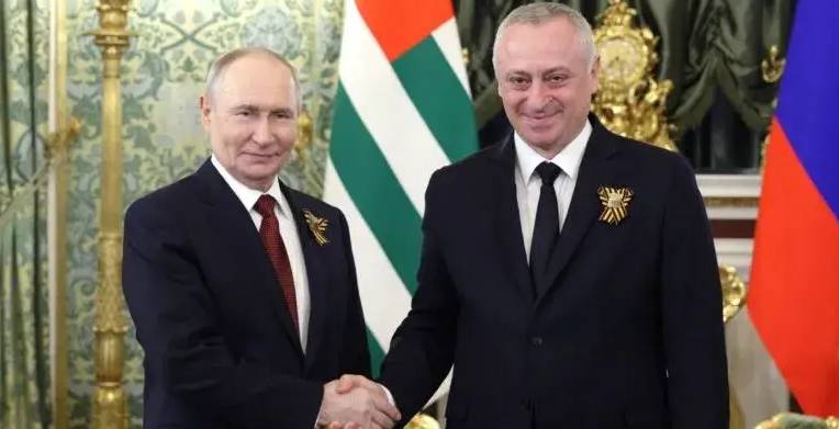 Путин поздравил главу Абхазии и подтвердил поддержку Сухуми со стороны России