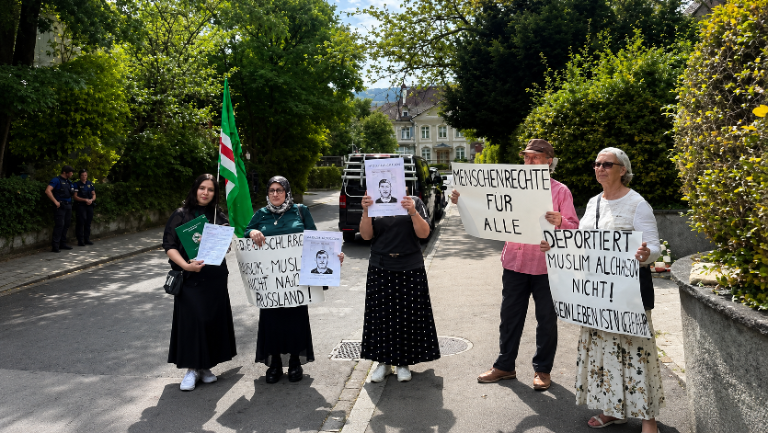 В Швейцарии протестующие потребовали не депортировать чеченских беженцев в Россию