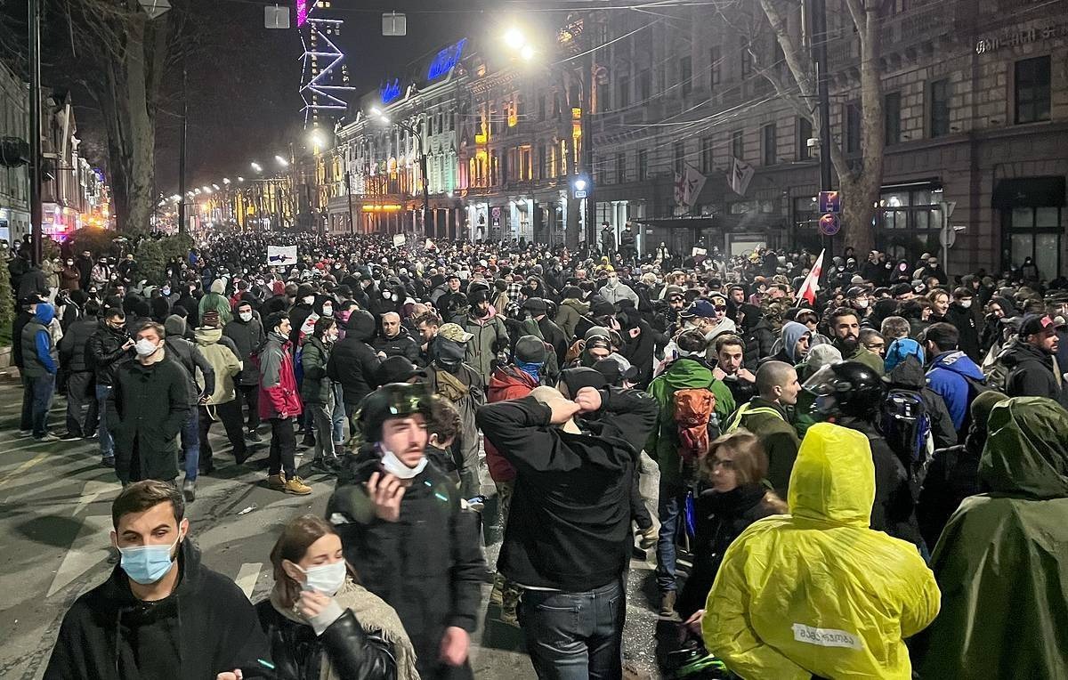 В Грузии протестовали третий день и сожгли российский флаг