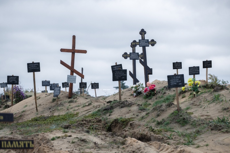 Эксгумация тел на месте крупнейшего массового захоронения в Лимане