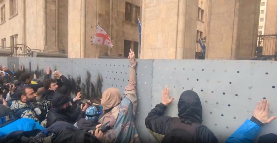 В Грузии приняли скандальный закон об иноагентах