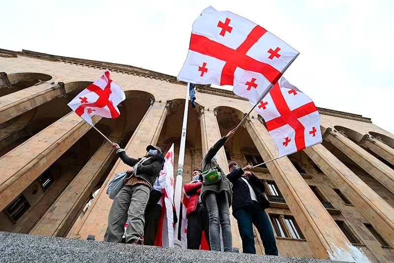 НПО Грузии заявили о неподчинении «российскому» закону, а президент призвала к проведению референдума