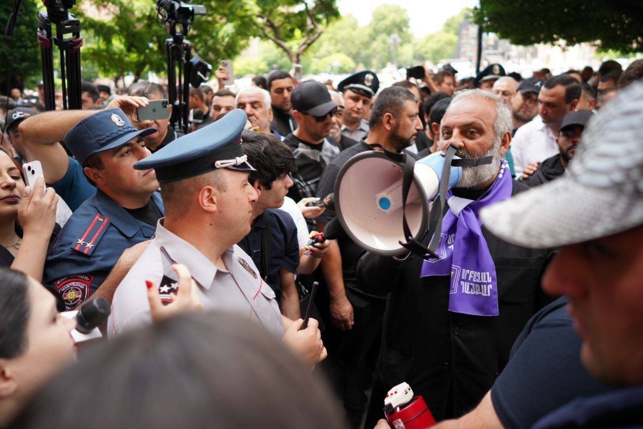 В Армении между полицией и митингующими произошли столкновения