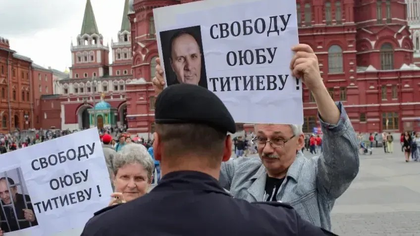 ЕСПЧ присудил Олегу Орлову компенсацию за задержание на пикете в защиту Оюба Титиева
