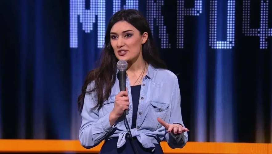 Суд оставил в силе штраф стендап-комику из Северной Осетии за антивоенные посты