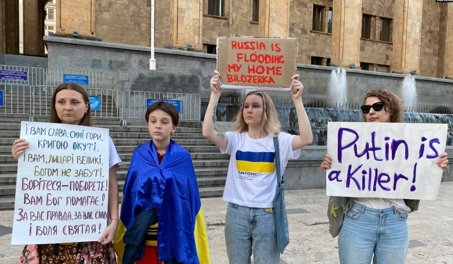 В Грузии украинцы протестовали против Кремля за подрыв Каховской ГЭС