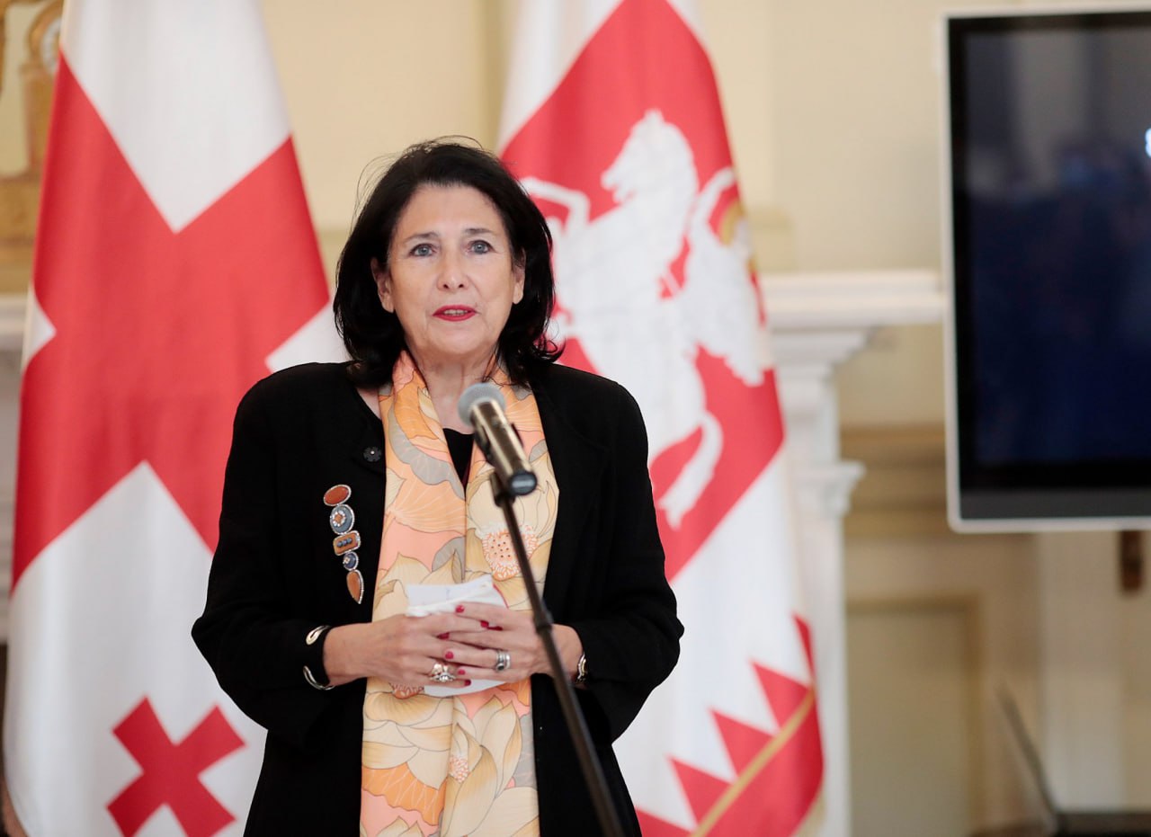 Президент Грузии призвала ужесточить отношения с РФ на фоне решения Москвы о возобновлении полетов и безвизовом режиме