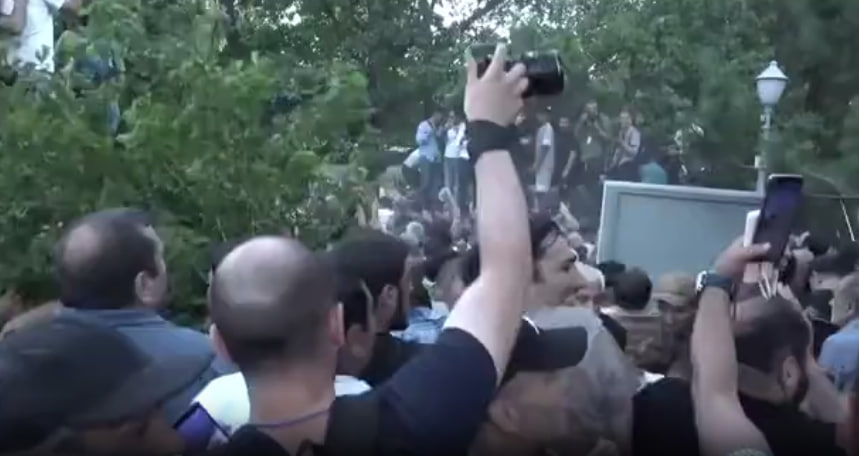 В Армении более 100 человек обратились к медикам после протестов