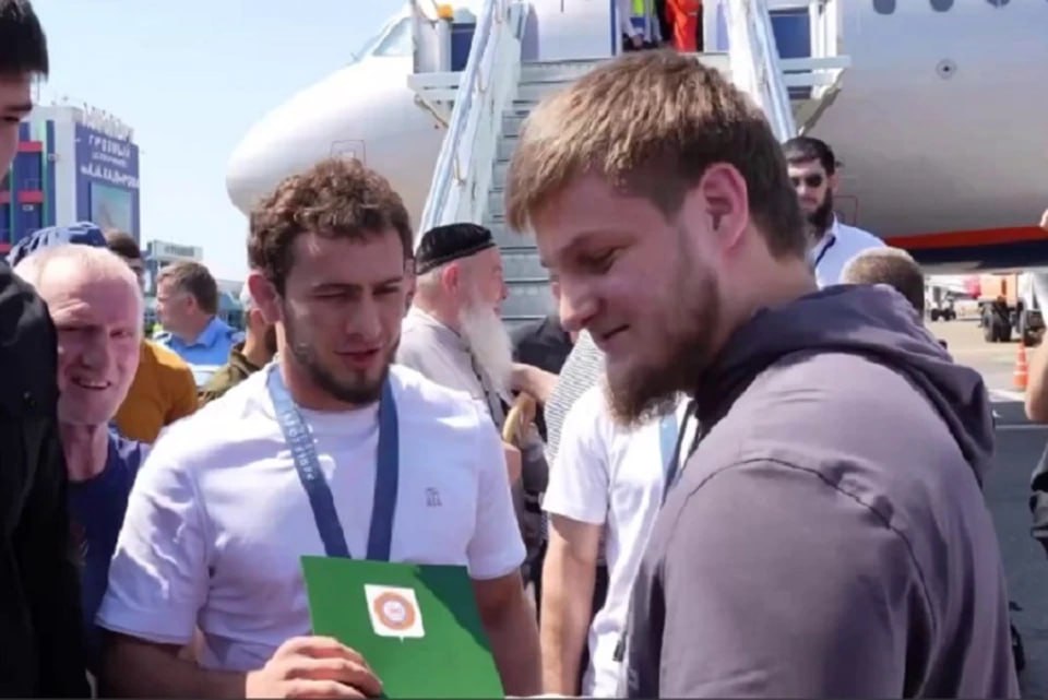 В Чечне олимпийским призерам, выступавшим за другие страны, подарили квартиры