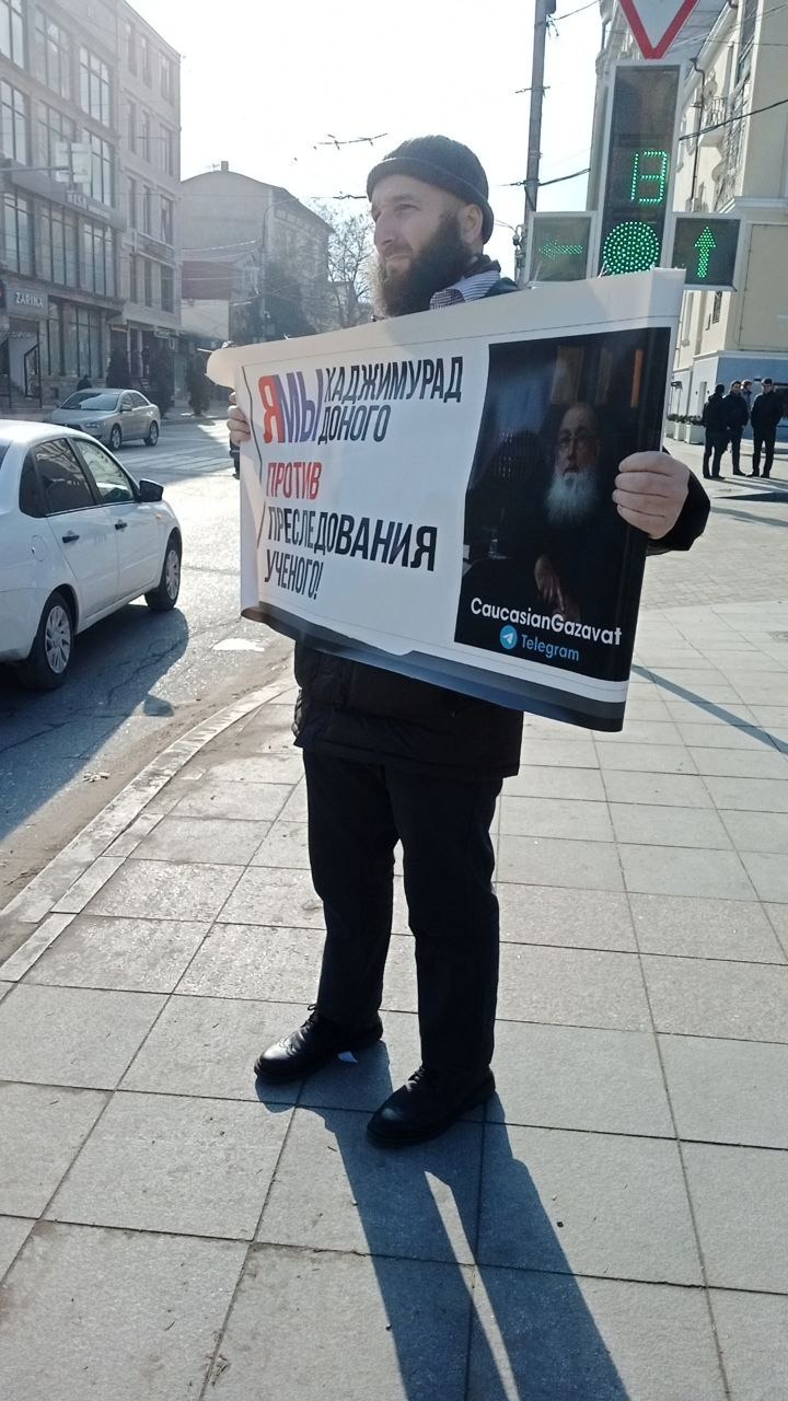 В Махачкале полиция сорвала пикет в поддержку Абдулмумина Гаджиева и Хаджи-Мурада Доного.