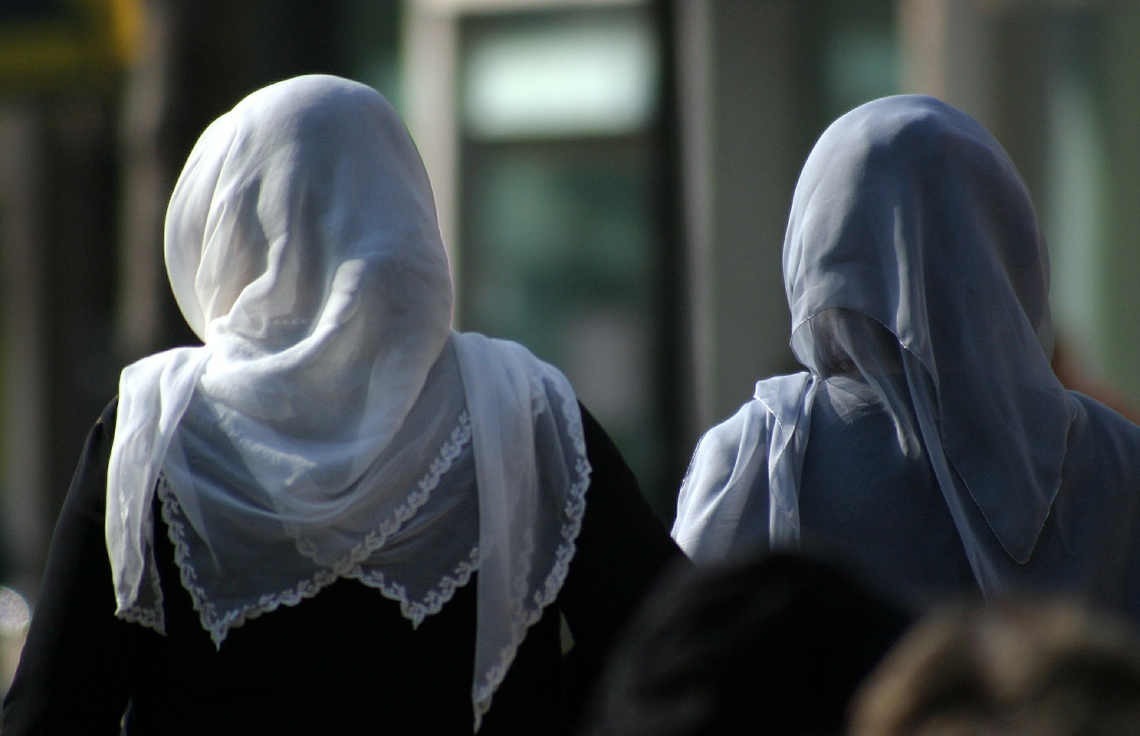 В Ростовской области уроженок Чечни и Дагестана отчислили из колледжа за ношение хиджабов.