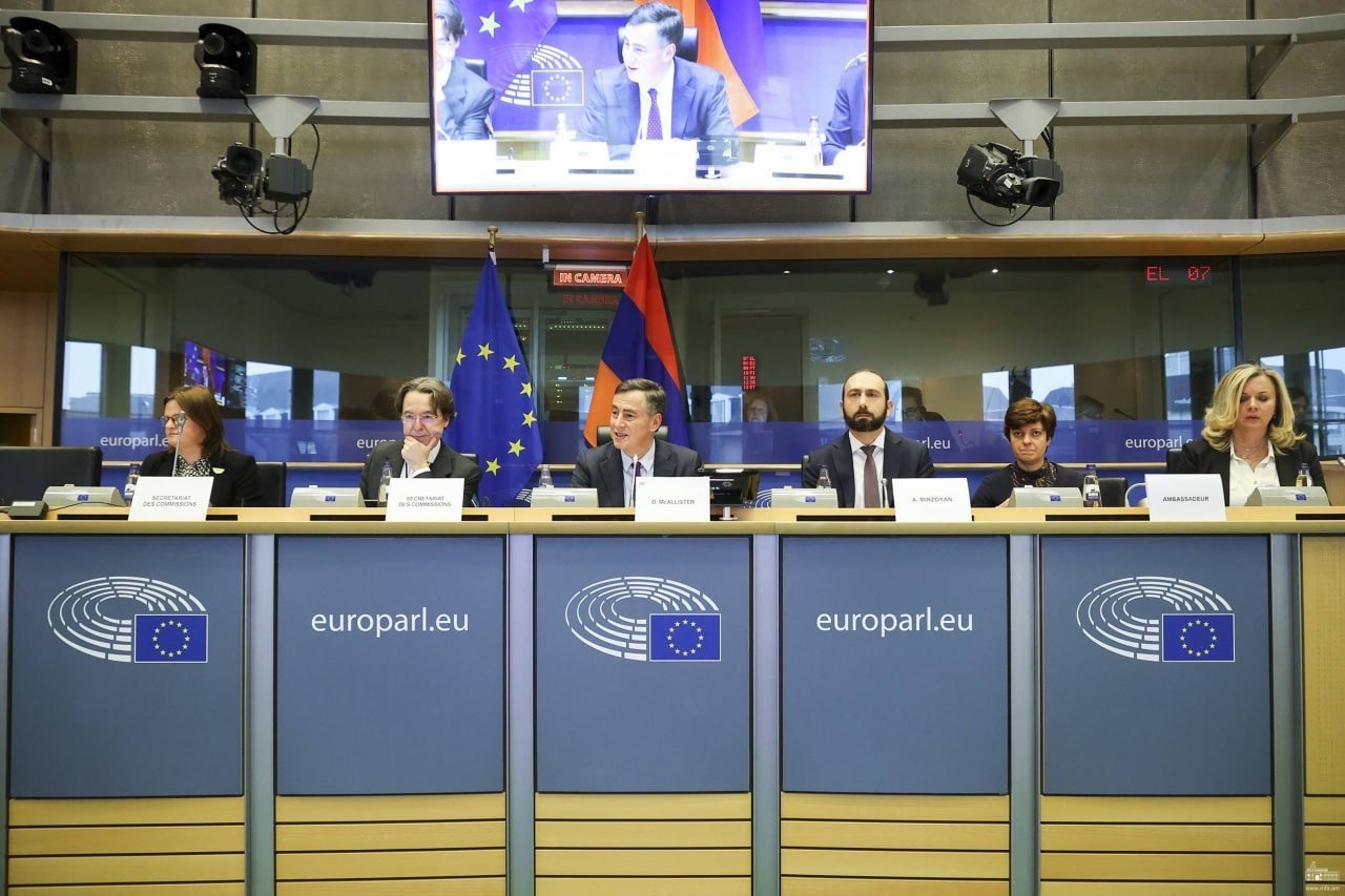 Армения призвала мировое сообщество оказать давление на Азербайджан.