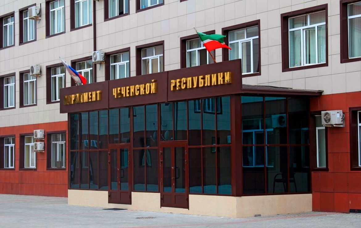 Депутаты из Чечни предложили не признавать экстремистскими священные тексты традиционных религий.