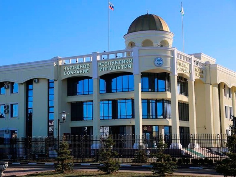 Парламент Ингушетии попросили решить проблемы с отчислением студенток за ношение хиджаба.