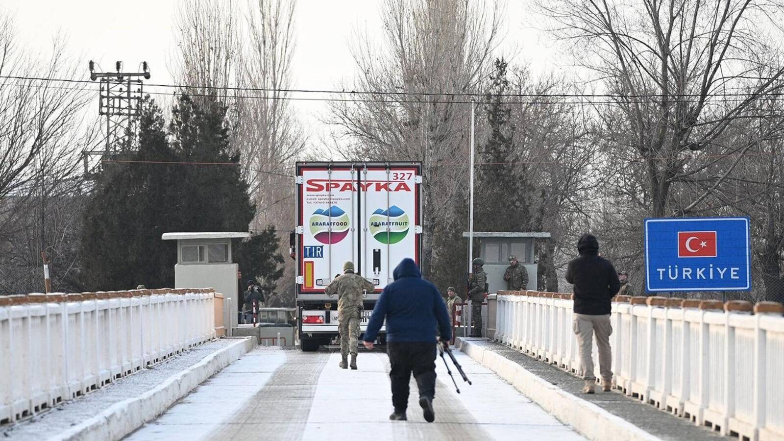 Армения послала в Турцию новую партию гуманитарной помощи.