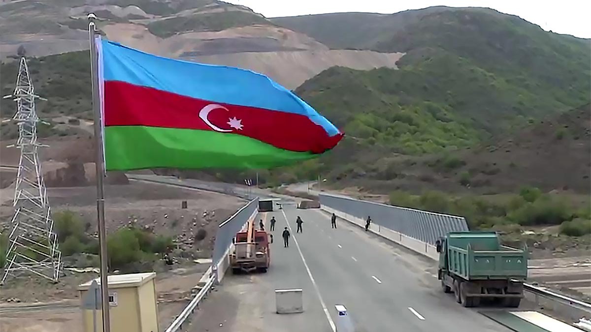 Связывающий Армению и Карабах Лачинский коридор перешел под контроль Азербайджана