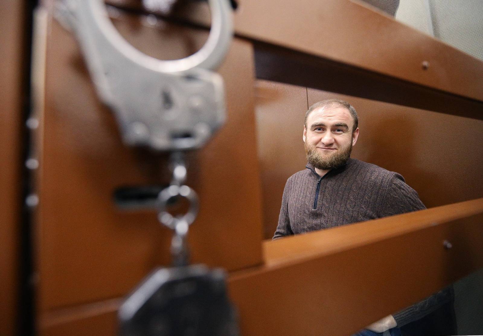 Пожизненно осужденный Арашуков пожаловался на длительное пребывание в наручниках