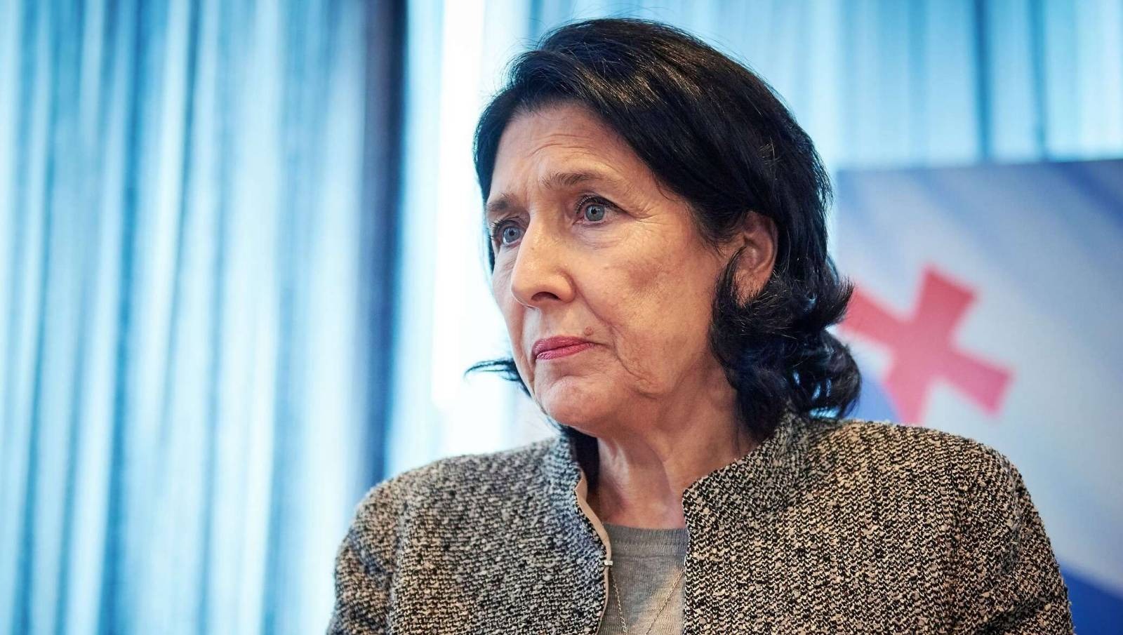 Президент Грузии назвала подрыв Каховской ГЭС «военным преступлением России»