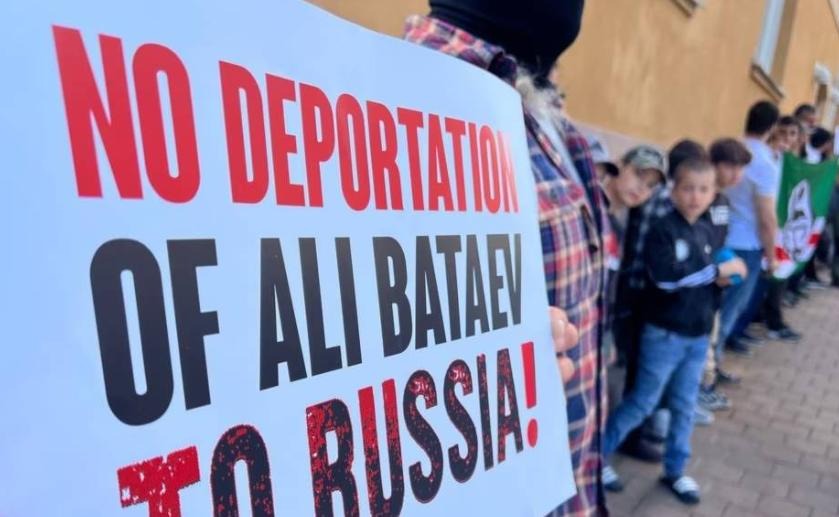 Силовики заявились к родным уроженца Чечни, которого хотят депортировать в Россию  