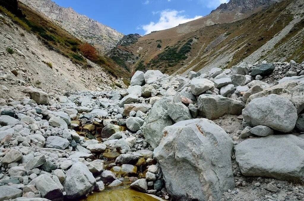 A man died in the mountains of the KBR as a result of a rockfall