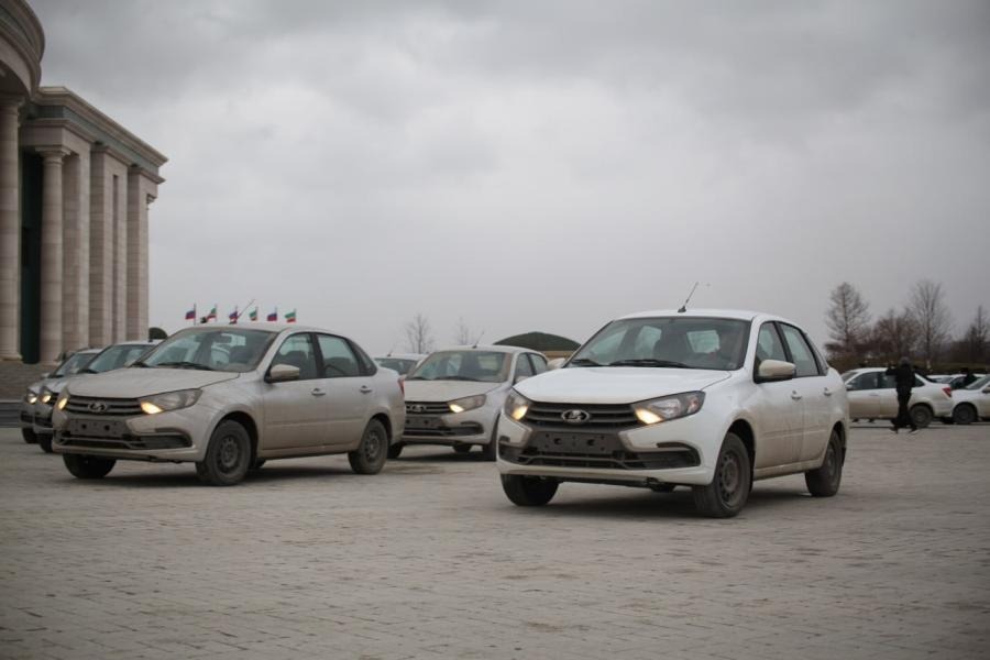 Кадыров подарил по автомобилю и выплатил денежные премии всем имамам Чечни