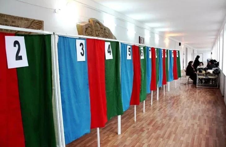 На президентских выборах в Азербайджане отмечаются трудности для наблюдателей и журналистов