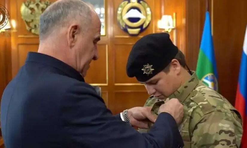 В Чечне высший орден вручили отцу главы КЧР, ранее наградившего сына Кадырова