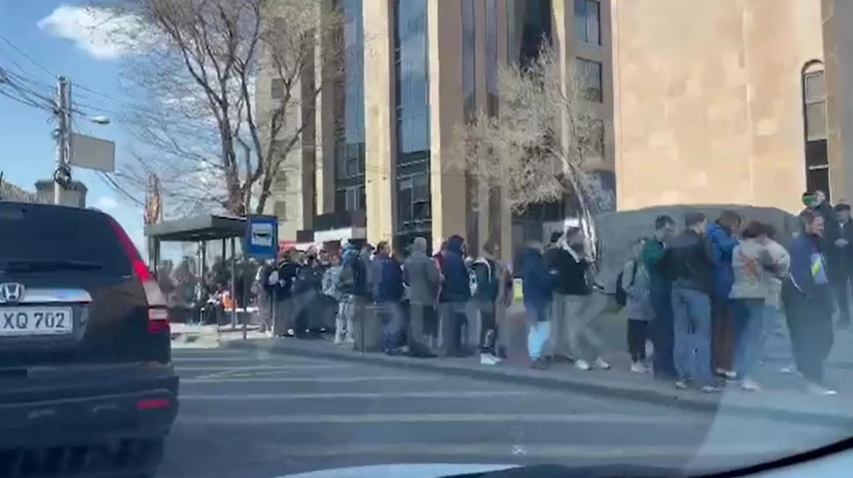 В Армении выстроилась очередь для голосования на президентских выборах РФ